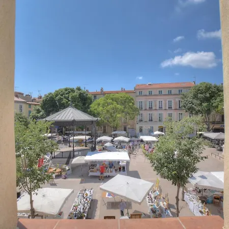 Апартаменты 2- Cosy One Bedroom 2-4p, Located Place Nationale *